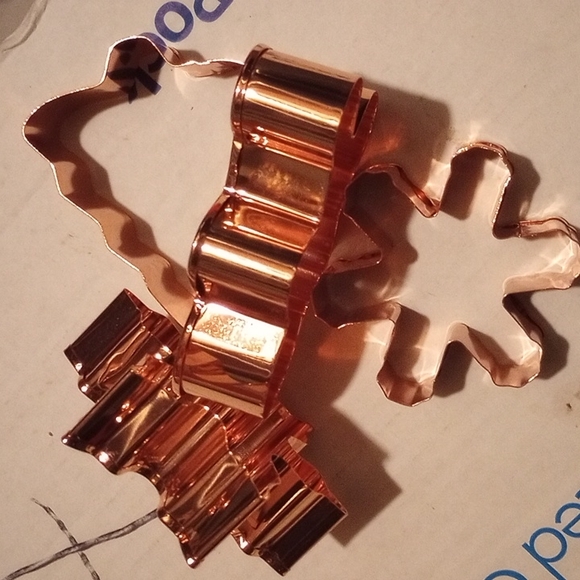 🟢BOGO🟢☃️NWOT Brass Colored Christmas Cookie Cutters - Picture 4 of 4